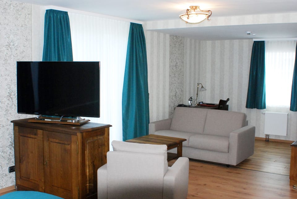 Junior Suite Single Use | Living area | LED TV