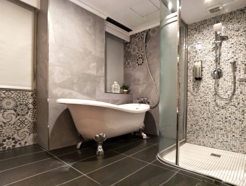 Luxury Double Room | Bathroom | Hair dryer, slippers, towels, shampoo