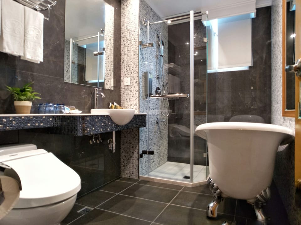 Quadruple Room | Bathroom | Hair dryer, slippers, towels, shampoo