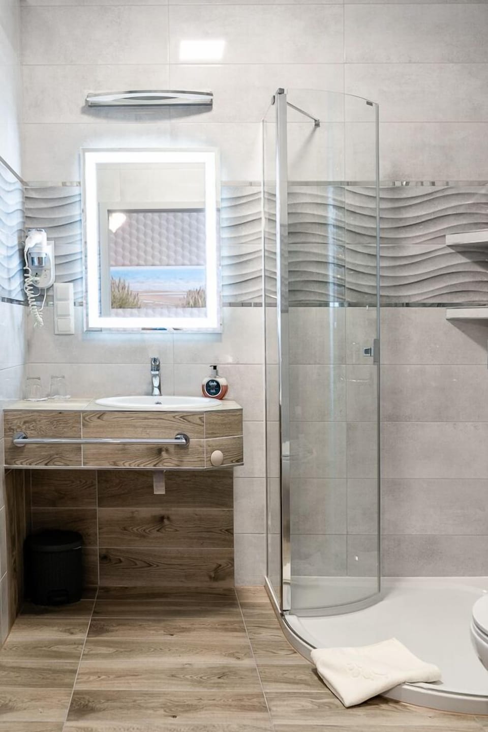 Classic Double or Twin Room | Bathroom | Shower, eco-friendly toiletries, hair dryer, towels