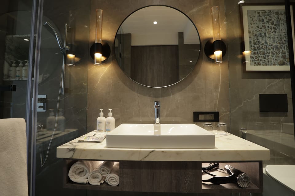 Reflection Room | Bathroom | Combined shower/tub, deep soaking tub, free toiletries, hair dryer