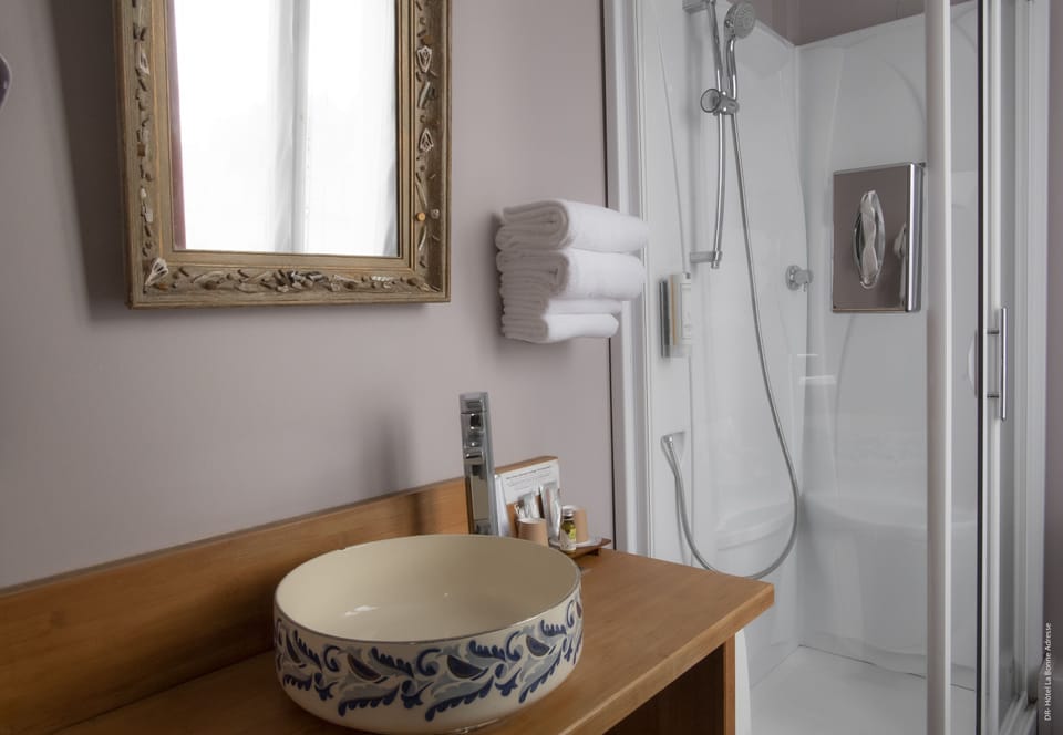 Romantic Room | Bathroom | Shower, hair dryer, towels