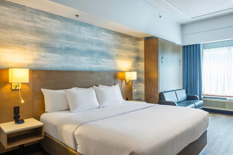 Room, 1 King Bed, Non Smoking | Premium bedding, in-room safe, desk, blackout drapes