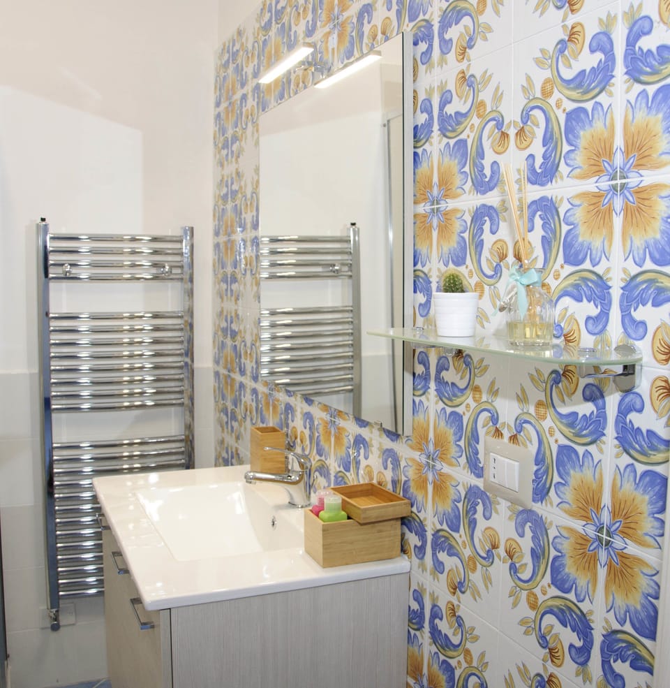 Comfort Double Room | Bathroom | Shower, deep soaking tub, free toiletries, hair dryer