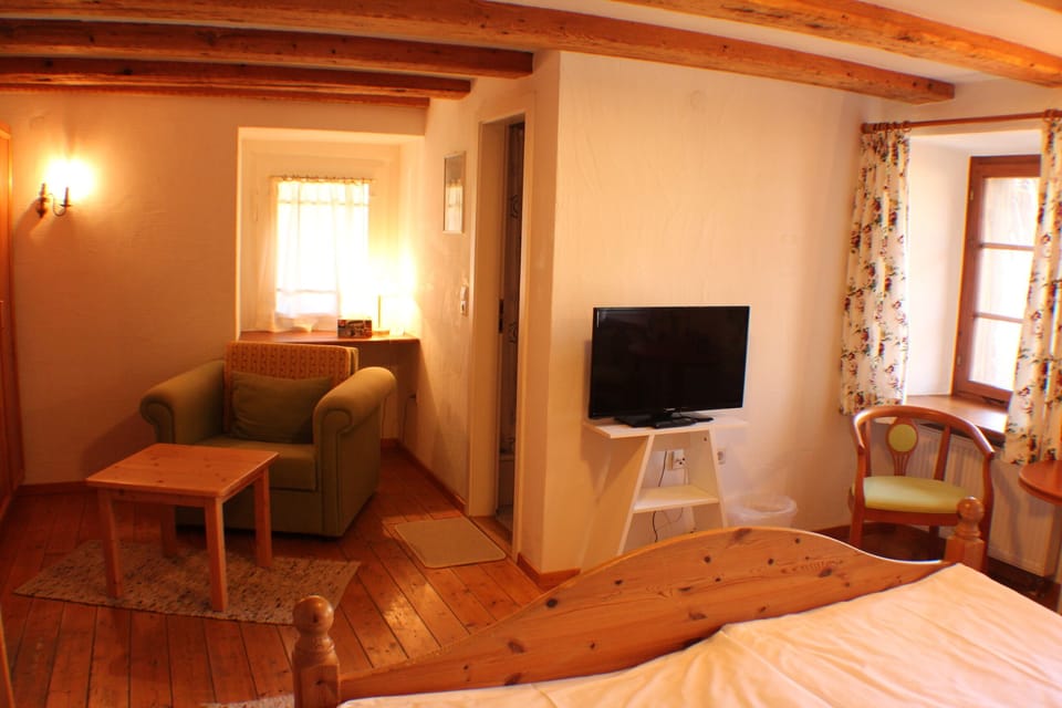 Family Room, Non Smoking | Hypo-allergenic bedding available, minibar, in-room safe, desk
