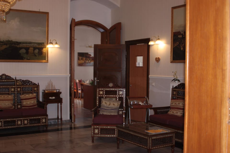 Suite, Garden View | Desk, laptop workspace, soundproofing, free WiFi