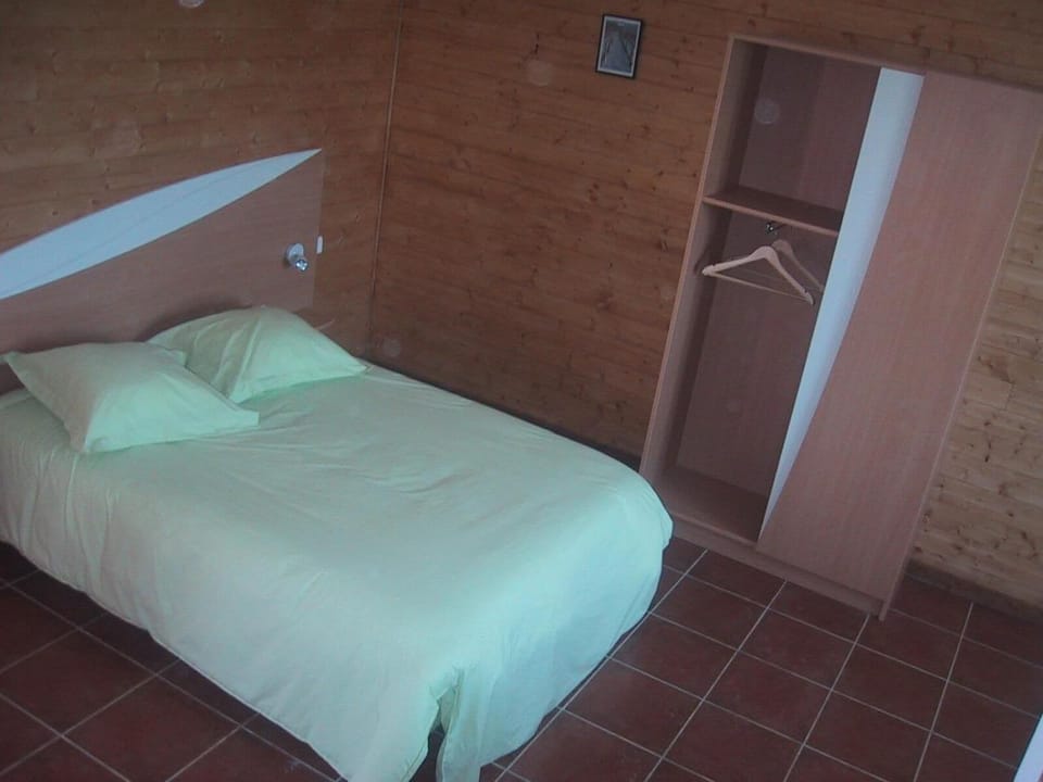 Desk, soundproofing, free WiFi, bed sheets