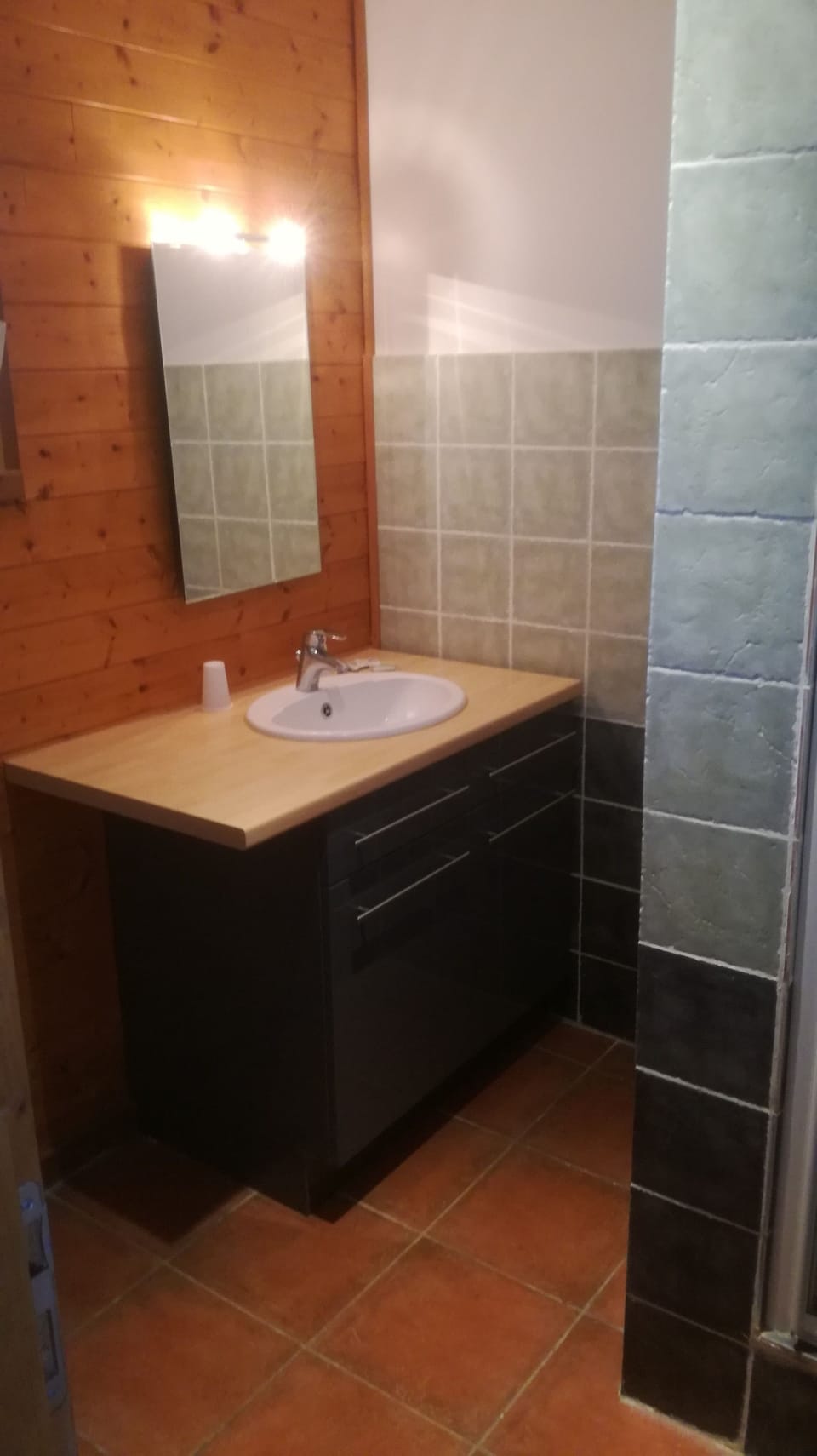 Desk, soundproofing, free WiFi, bed sheets