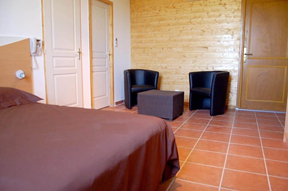 Desk, soundproofing, free WiFi, bed sheets