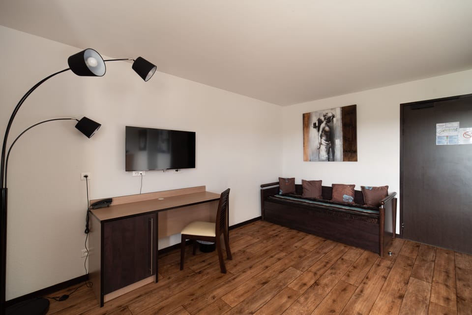 Family Room | Desk, free WiFi, bed sheets