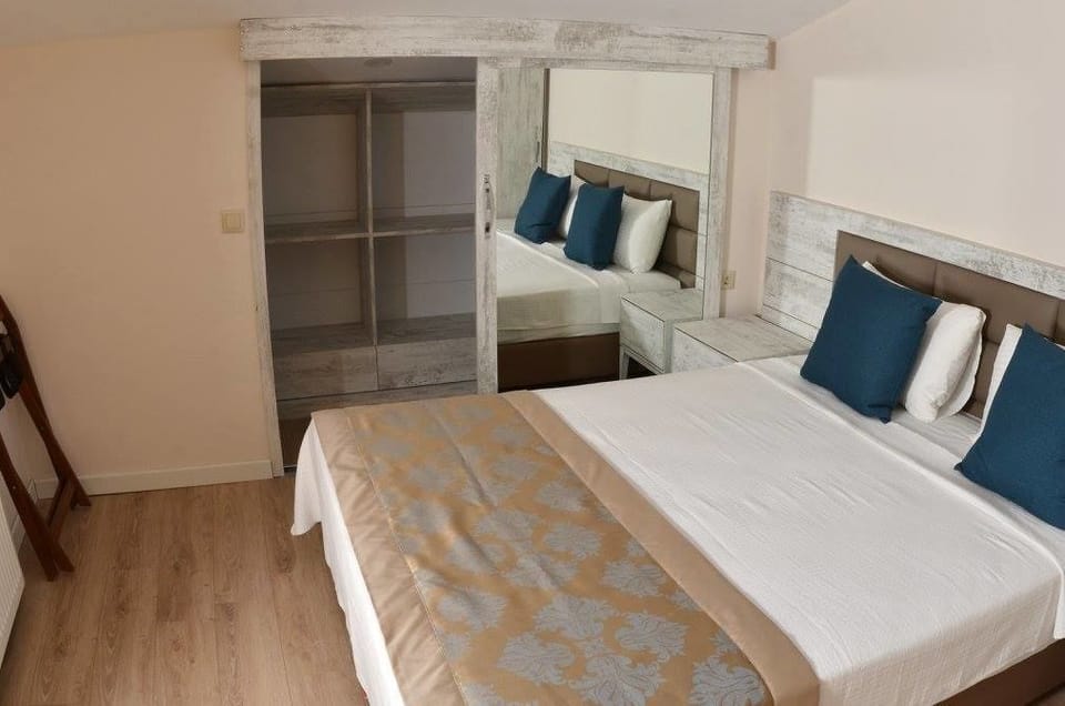 Standard Double or Twin Room, Sea View | Premium bedding, minibar, desk, WiFi (free)