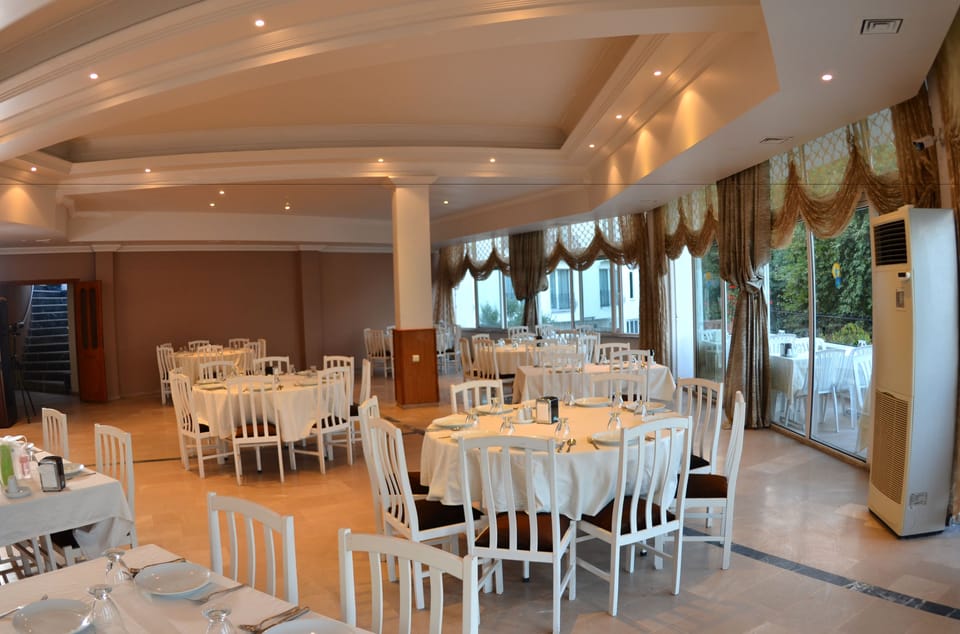 3 restaurants; breakfast, lunch, and dinner served