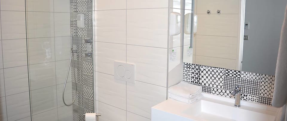 Comfort Double Room, Terrace | Bathroom | Shower, free toiletries, towels