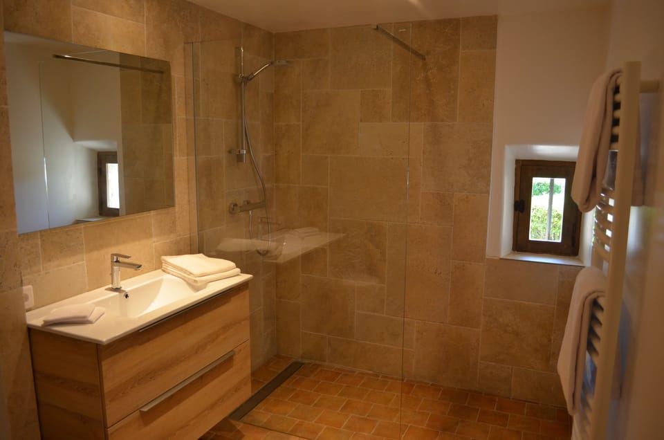 Double Room (Pagnol) | Bathroom | Shower, free toiletries, hair dryer, towels