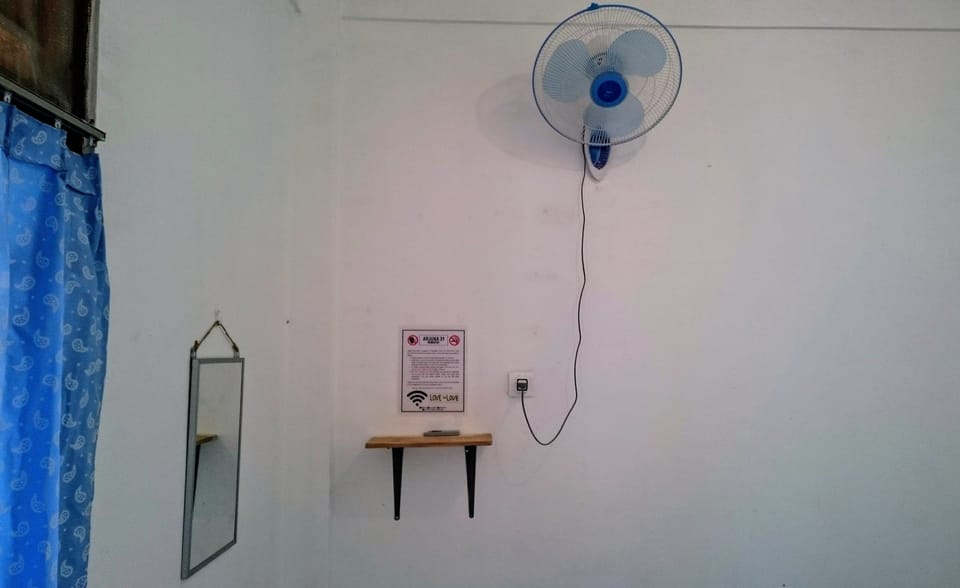 Desk, free WiFi