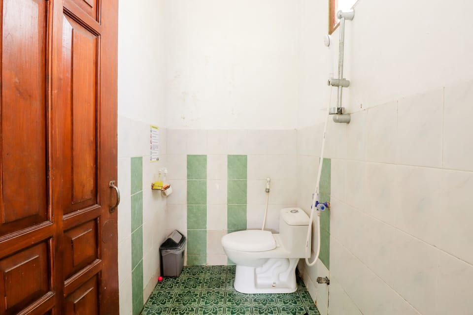 Shared Dormitory, Mixed Dorm (3 Bunk Bed | Bathroom | Shower, rainfall showerhead, towels