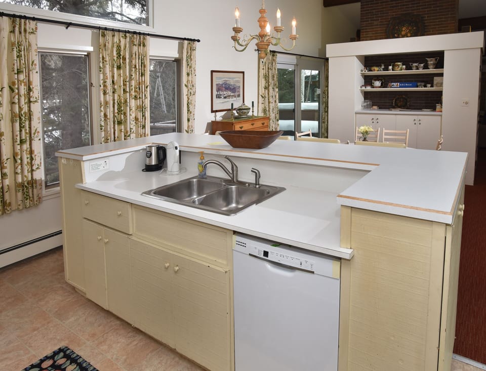 House, 4 Bedrooms | Private kitchen | Fridge, microwave, oven, dishwasher