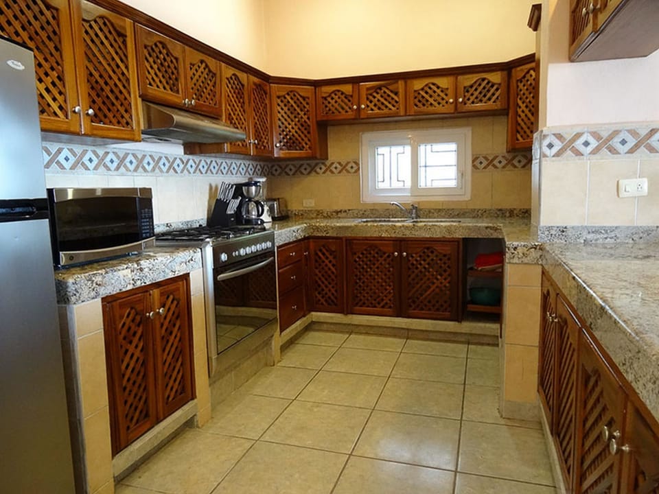 Traditional Townhome, 3 Bedrooms | Private kitchen | Full-size fridge, microwave, oven, stovetop