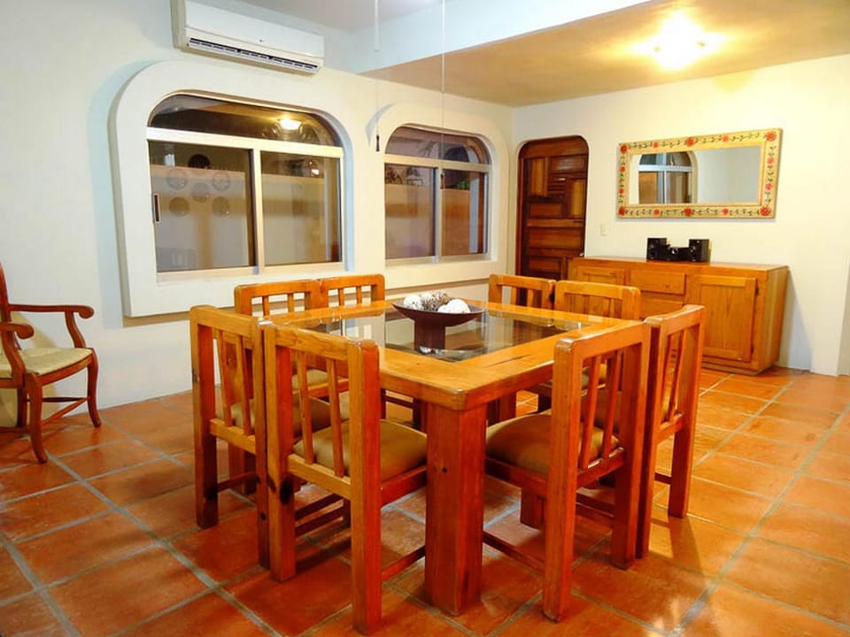 Traditional Townhome, 5 Bedrooms | In-room dining