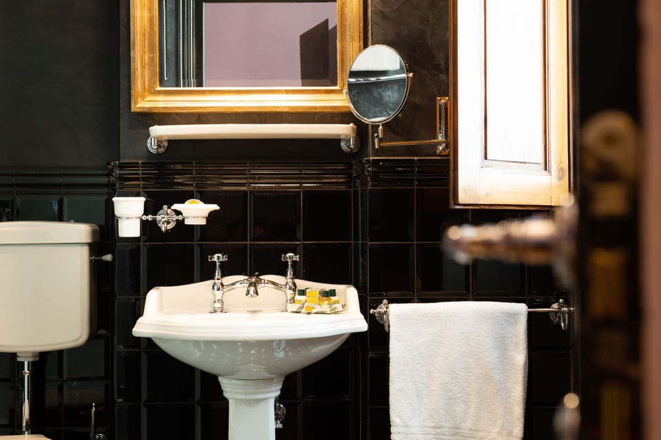 Shower, rainfall showerhead, free toiletries, hair dryer