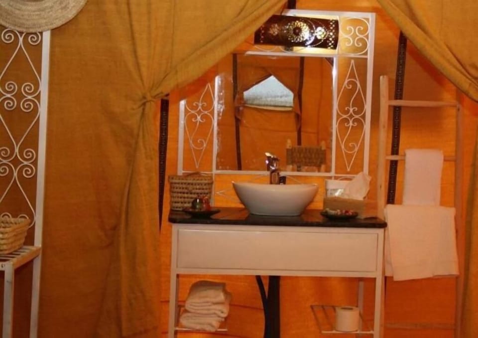 Shower, rainfall showerhead, free toiletries, towels