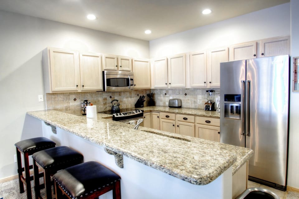 Townhome, 3 Bedrooms | Private kitchen | Fridge, microwave, oven, dishwasher