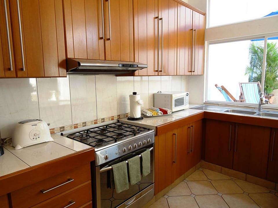 Traditional Townhome, 4 Bedrooms | Private kitchen | Full-size fridge, microwave, oven, stovetop