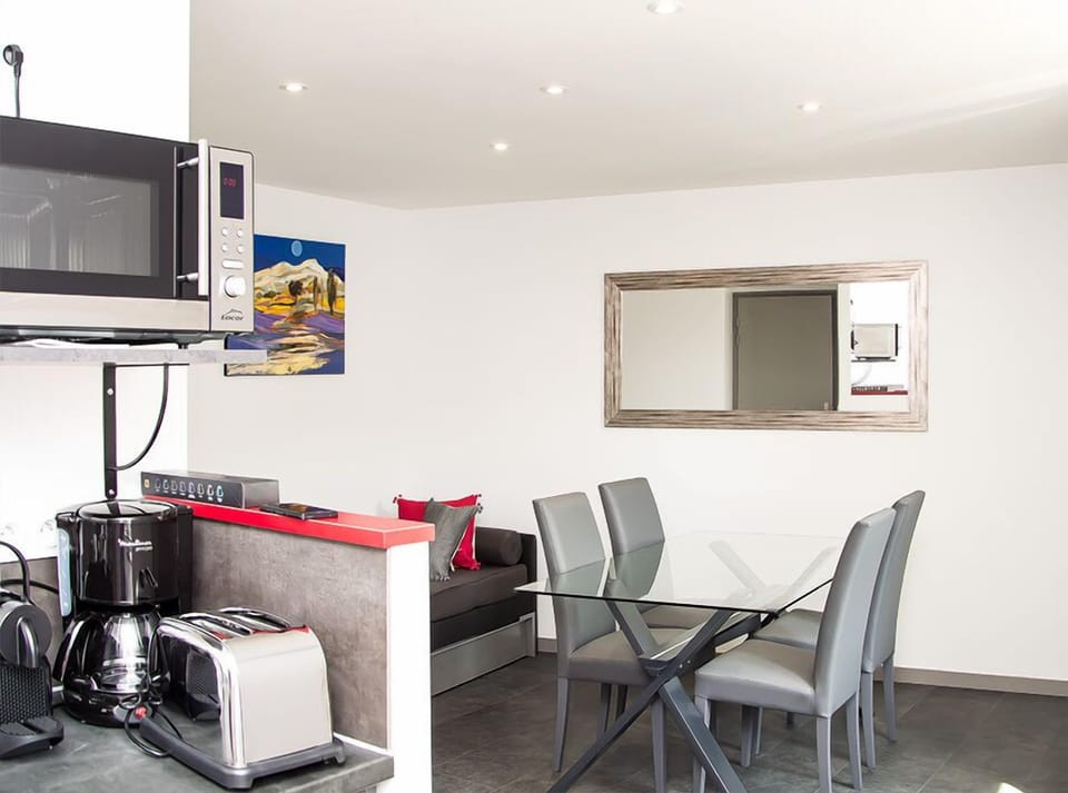 Suite (Cabilière) | Private kitchenette | Espresso maker, coffee/tea maker, electric kettle