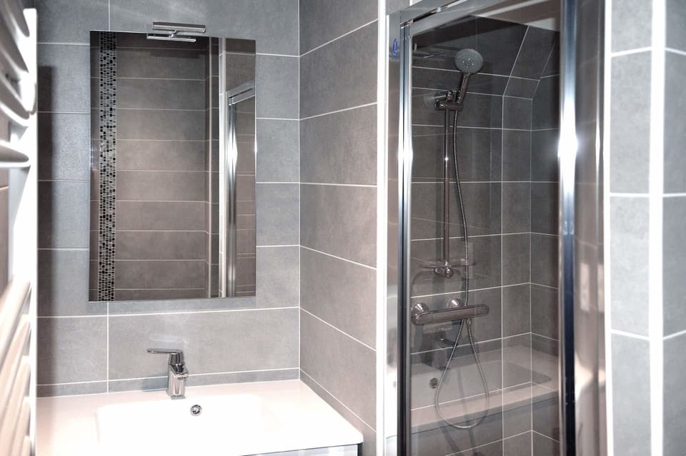 Double Room (Durandal) | Bathroom | Shower, free toiletries, hair dryer, bathrobes