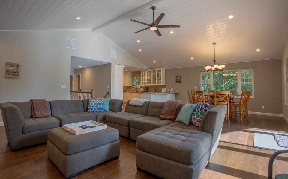 House, 4 Bedrooms | Living area | Smart TV