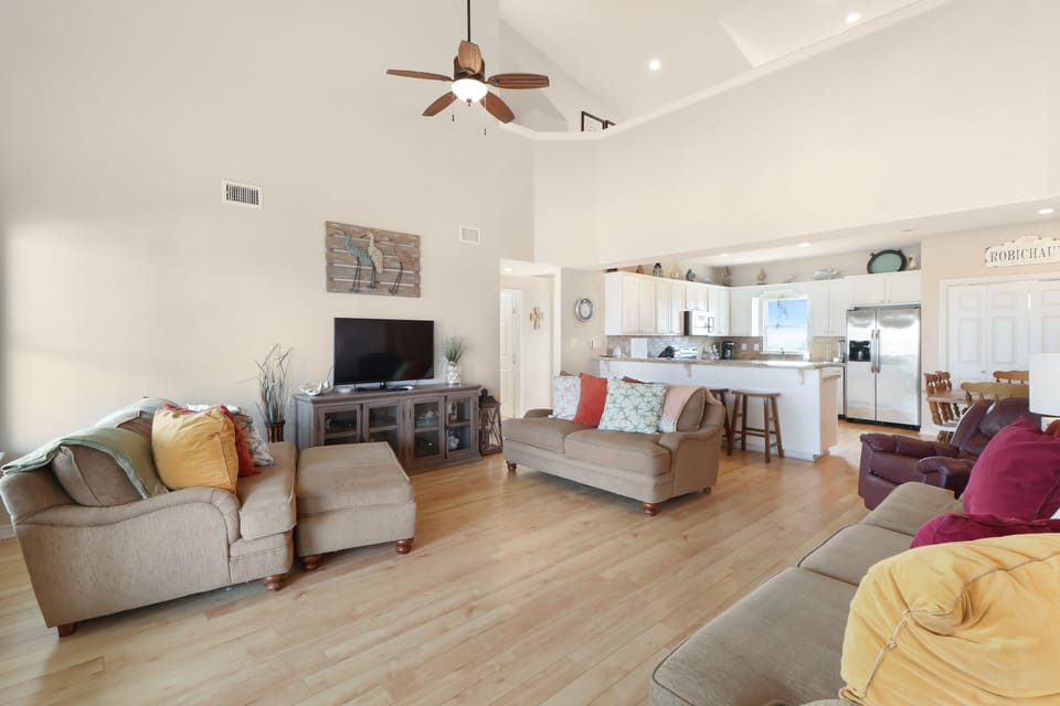 House, 5 Bedrooms | Living area | Smart TV