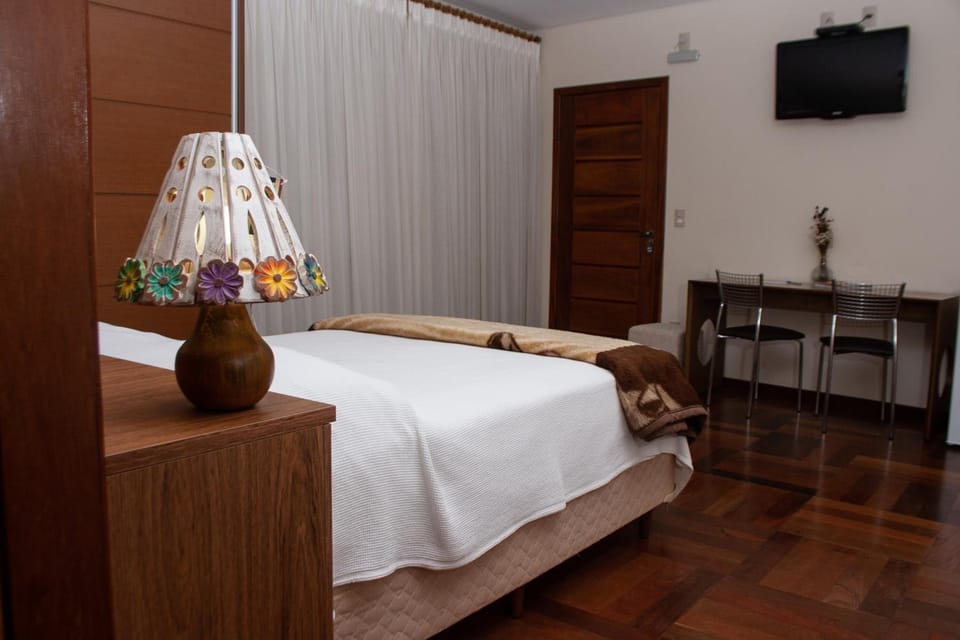 Hypo-allergenic bedding, desk, free WiFi, bed sheets