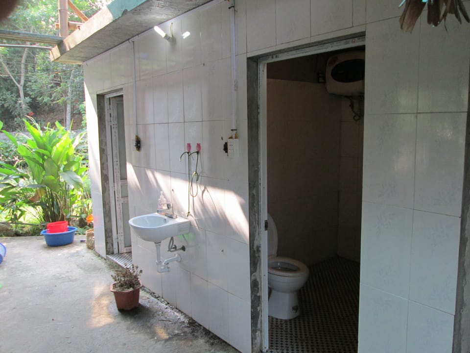 Bed in 10 Beds Mixed Dorm Room (Mattress Only) | Bathroom | Shower, free toiletries, hair dryer, bathrobes