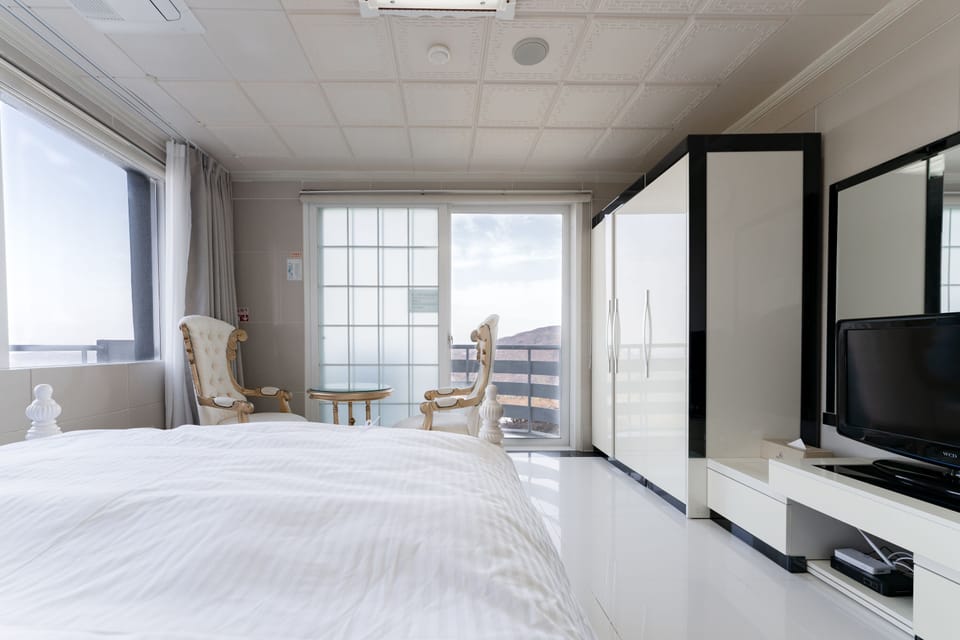 Standard Double (Up to 2 guests, including infants and toddlers) | Laptop workspace, iron/ironing board, free WiFi, bed sheets