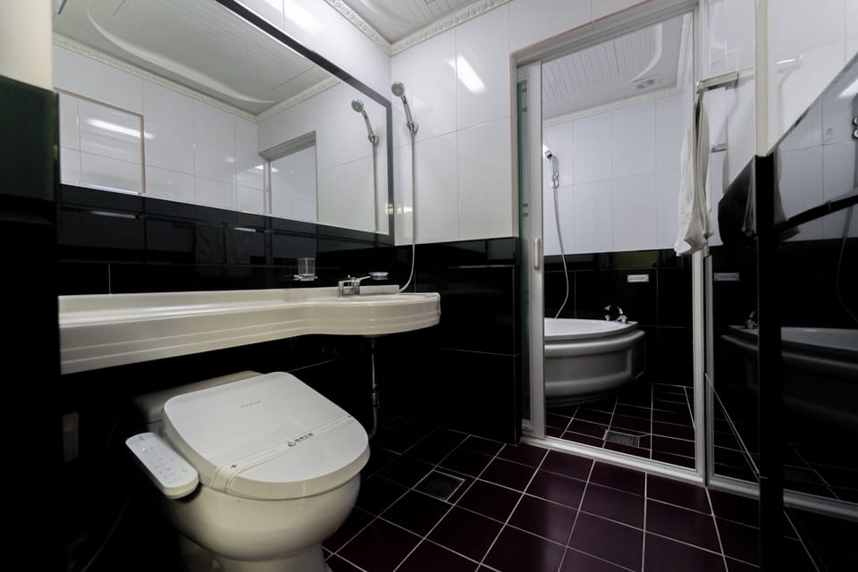 Family Suite | Bathroom | Bathtub, deep soaking tub, hair dryer, bathrobes