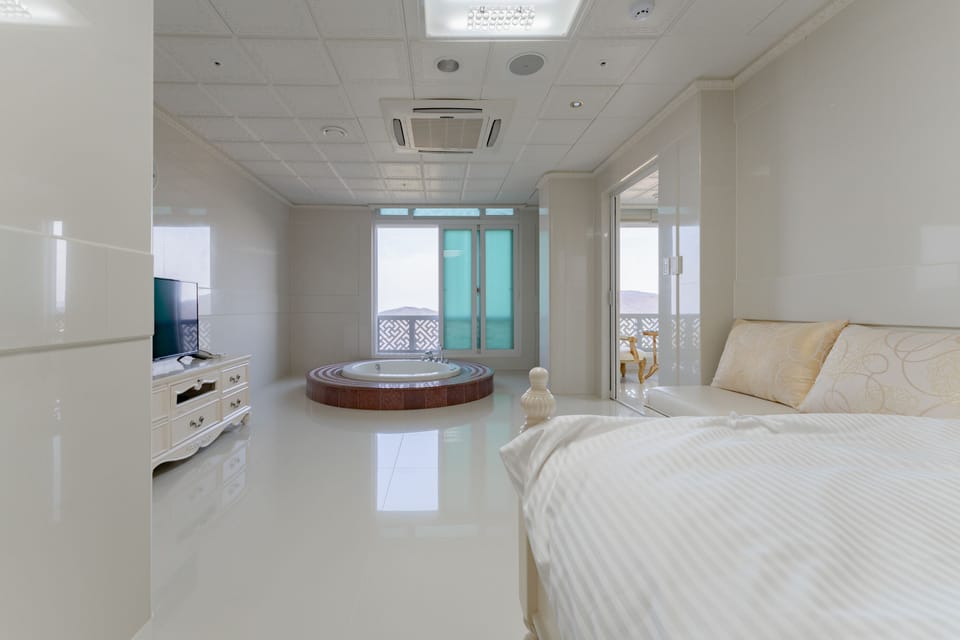 Deluxe Suite | Laptop workspace, iron/ironing board, free WiFi, bed sheets