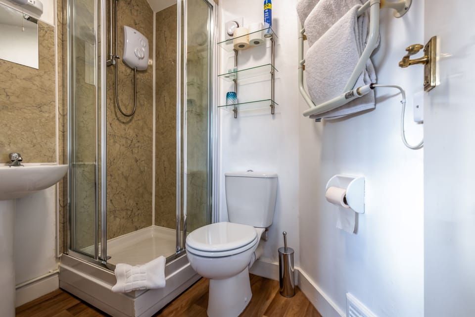 Double Room, Ensuite | Desk, iron/ironing board, free WiFi, bed sheets
