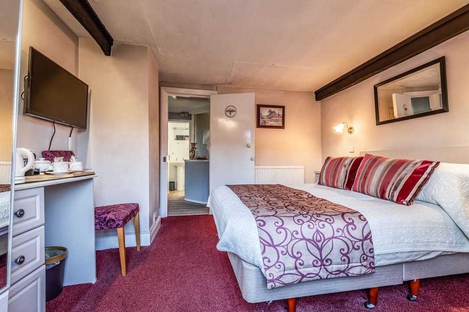 Double Room, Private Bathroom (Balcony and private bathroom) | Desk, iron/ironing board, free WiFi, bed sheets