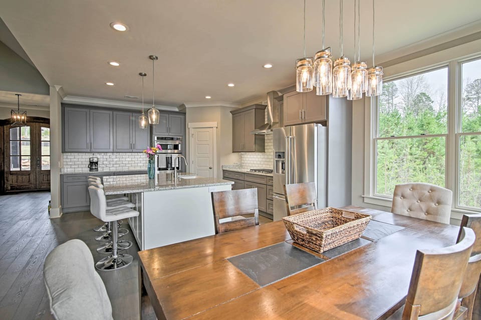 Additional seating is available at the 4-person breakfast bar.