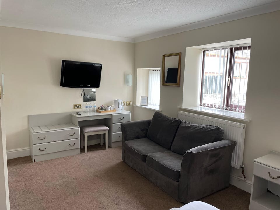 Family Room | Desk, iron/ironing board, free WiFi, bed sheets