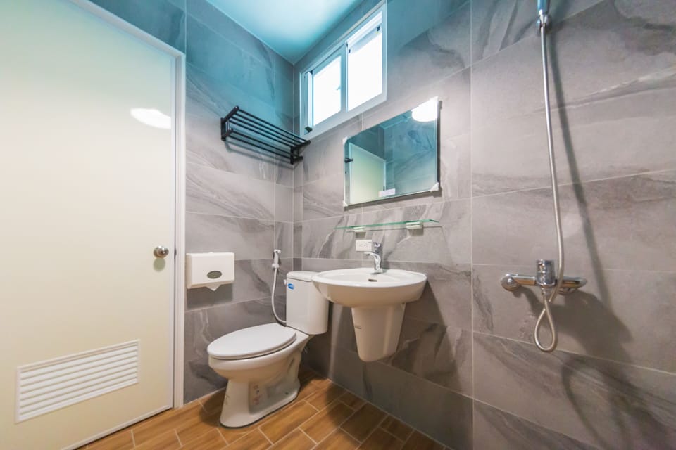 Deluxe Double Room, Balcony, City View | Bathroom | Shower, hydromassage showerhead, free toiletries, hair dryer