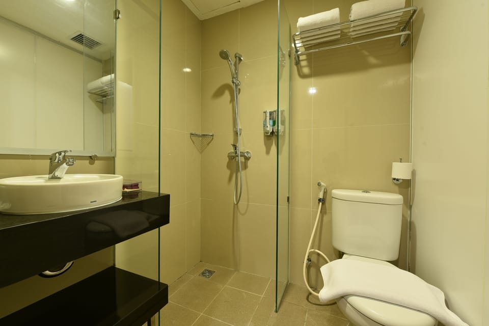 Superior Room | Bathroom | Shower, free toiletries, hair dryer (on request), slippers