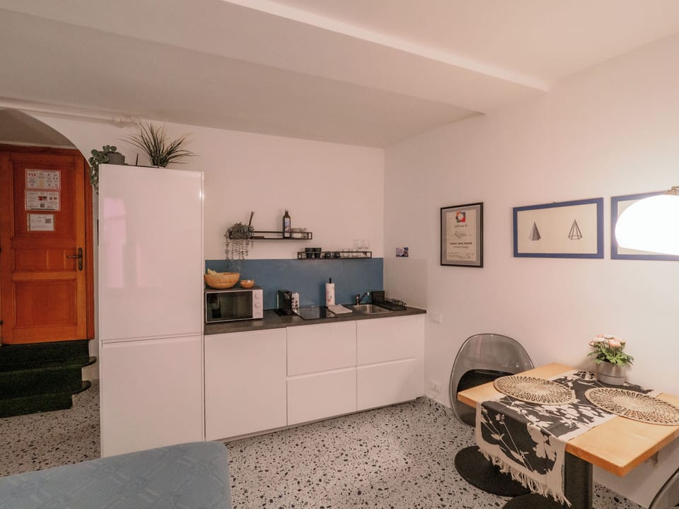 Studio, 1 Bedroom, Kitchen | Private kitchen | Fridge, coffee/tea maker, electric kettle