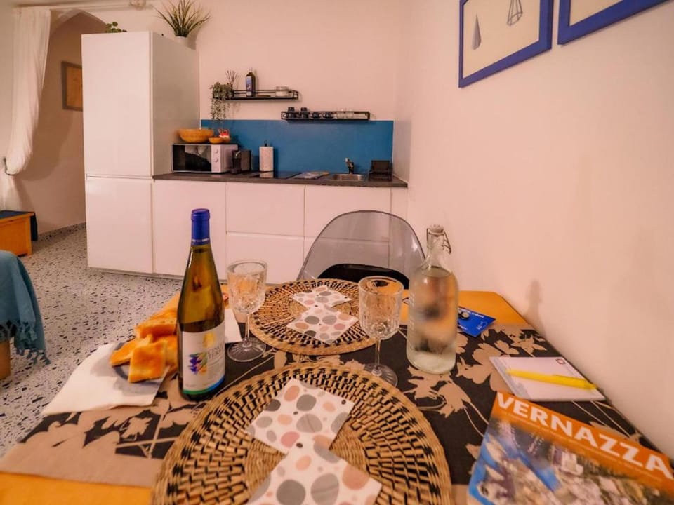 Studio, 1 Bedroom, Kitchen | Private kitchen | Fridge, coffee/tea maker, electric kettle