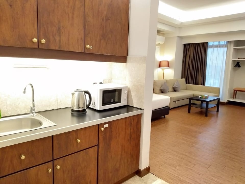Junior Suite | Private kitchenette | Fridge, microwave, dishwasher, coffee/tea maker