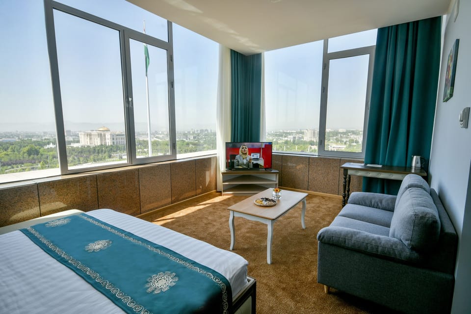 Deluxe Double Room, 1 King Bed, Private Bathroom, City View | Premium bedding, in-room safe, desk, soundproofing
