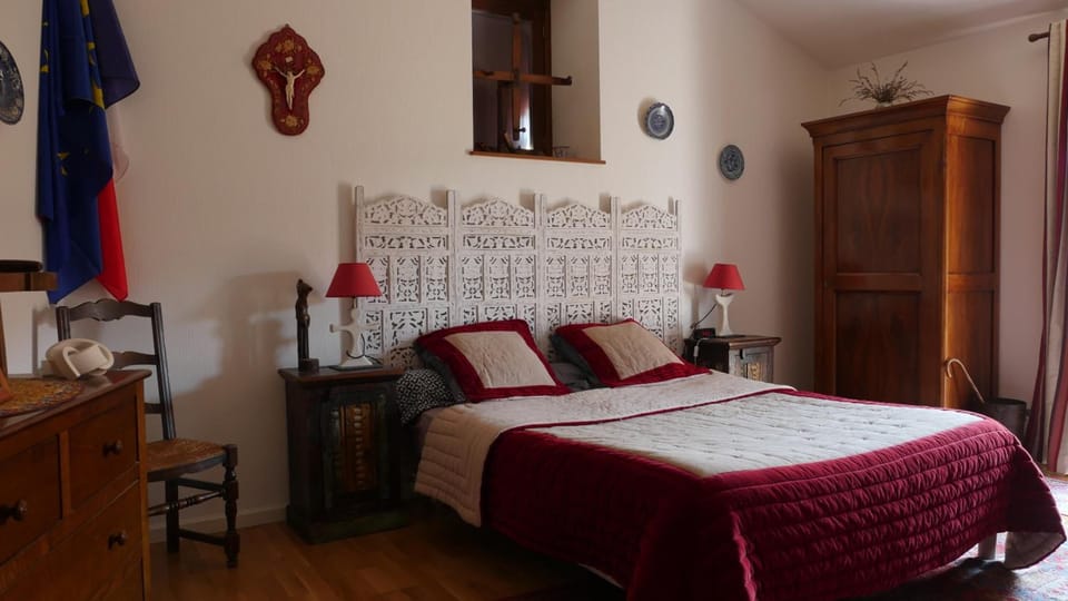 Premium bedding, desk, iron/ironing board, free WiFi