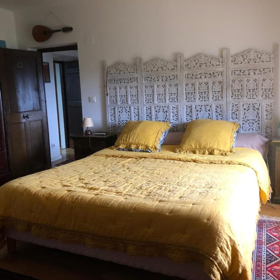 Premium bedding, desk, iron/ironing board, free WiFi