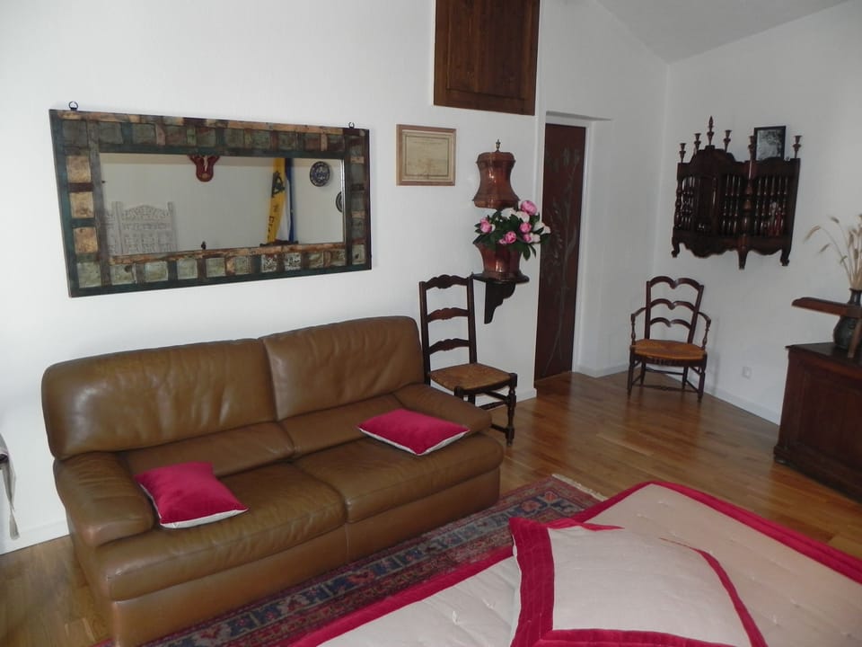 Double Room | Premium bedding, desk, iron/ironing board, free WiFi