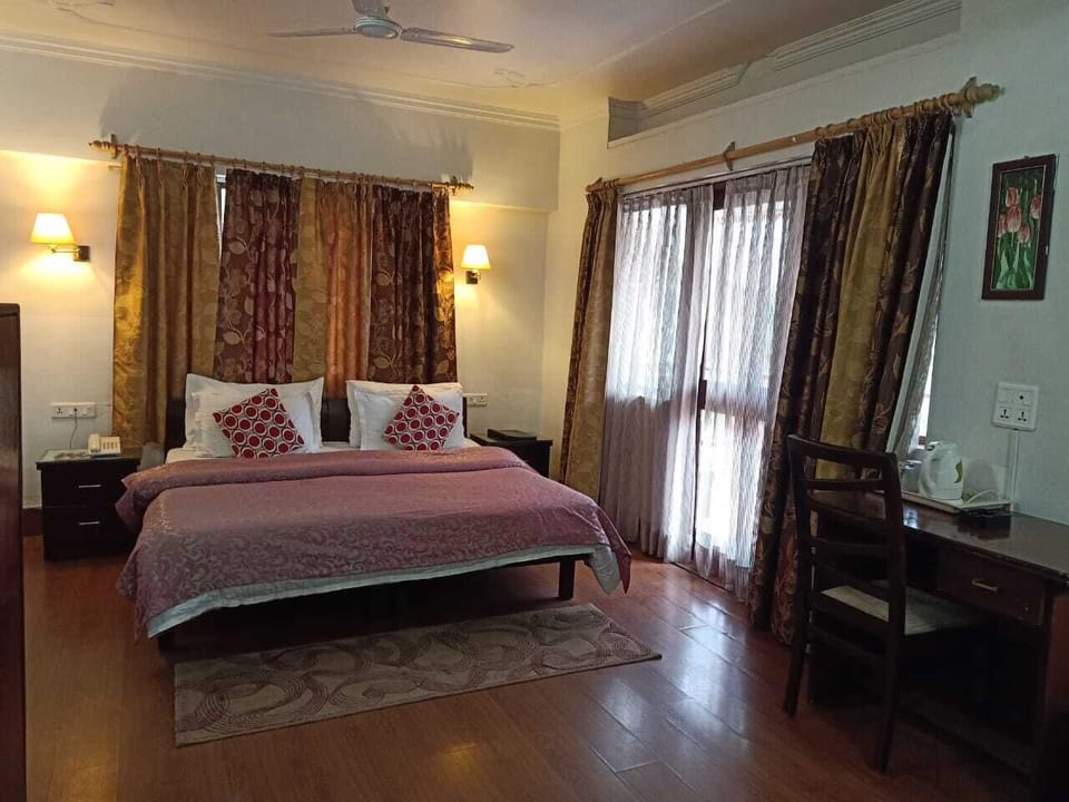 Super Deluxe Room | Desk, rollaway beds, free wired internet, bed sheets